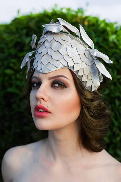 Mujer en elegante headwear —  Fotos de Stock