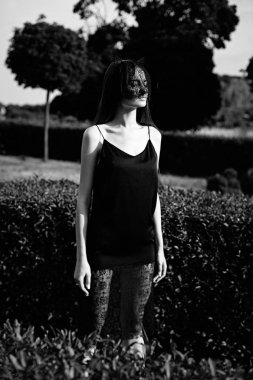 Siyah peçe genç kadın