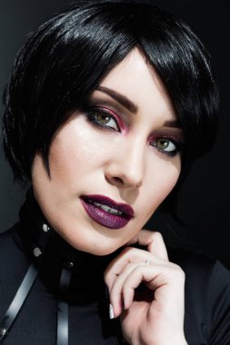 Emniyet kemeri kemer giyen genç kadın