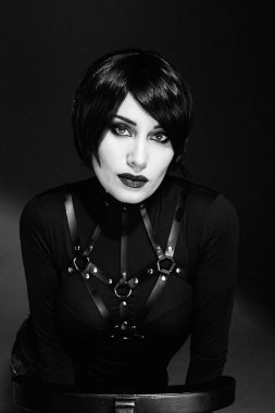 Emniyet kemeri kemer giyen genç kadın 