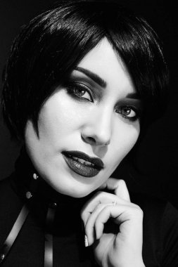 Emniyet kemeri kemer giyen genç kadın 