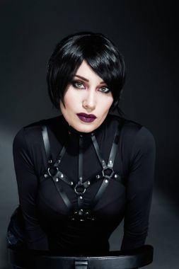 Emniyet kemeri kemer giyen genç kadın