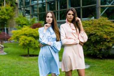 İki güzel genç kadın.