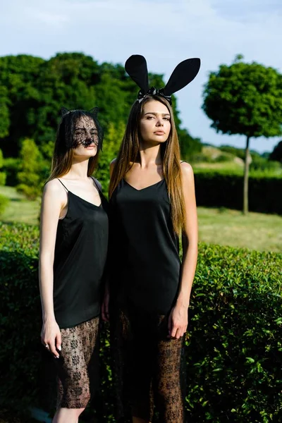 Jonge vrouwen in zwarte jurken — Stockfoto