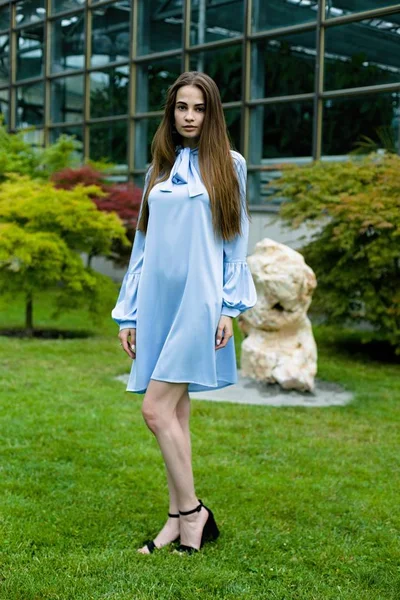 Jovem mulher em vestido azul — Fotografia de Stock