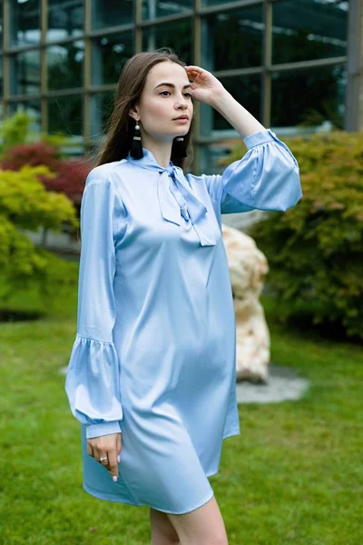 Mladá žena v modrých šatech — Stock fotografie