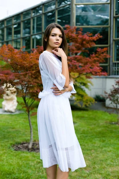 Jovem mulher de vestido branco — Fotografia de Stock