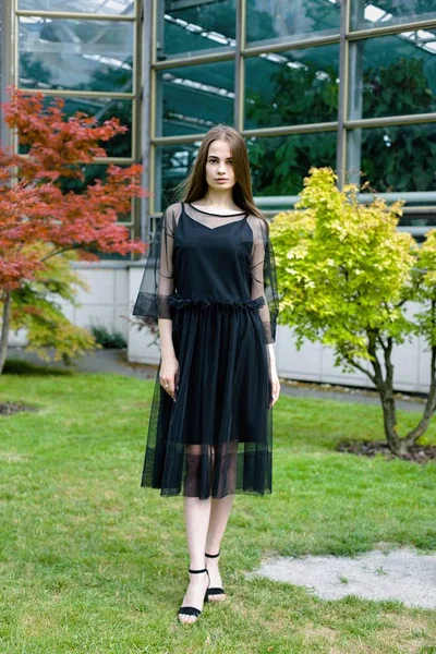 Mujer joven en vestido negro — Foto de Stock