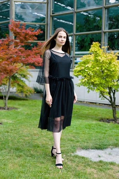 Νεαρή γυναίκα με μαύρο φόρεμα — Φωτογραφία Αρχείου