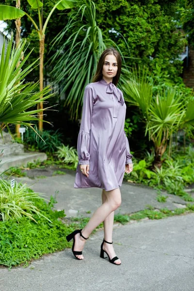 Mladá žena v purpurových šatech — Stock fotografie