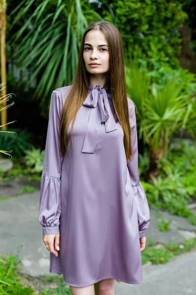 Mladá žena v purpurových šatech — Stock fotografie