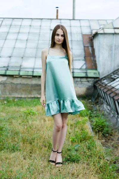 Mujer joven en vestido azul —  Fotos de Stock