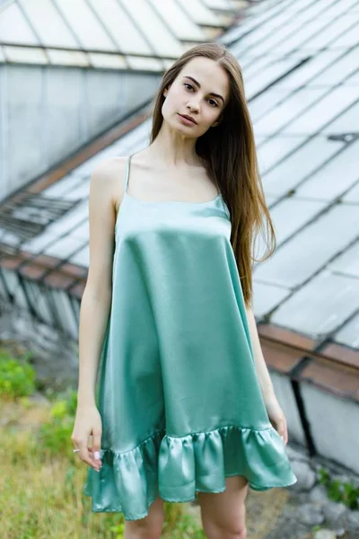 Mladá žena v modré letní šaty — Stock fotografie