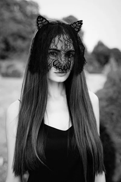 Молодая женщина в черной вуали — стоковое фото