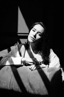 genç kadın sutyen ve gömlek