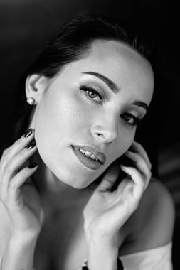 Genç Kadın Kameraya Bakıyor