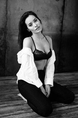 genç kadın sutyen ve gömlek