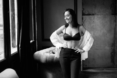 genç kadın sutyen ve gömlek