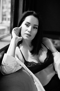 genç kadın sutyen ve gömlek