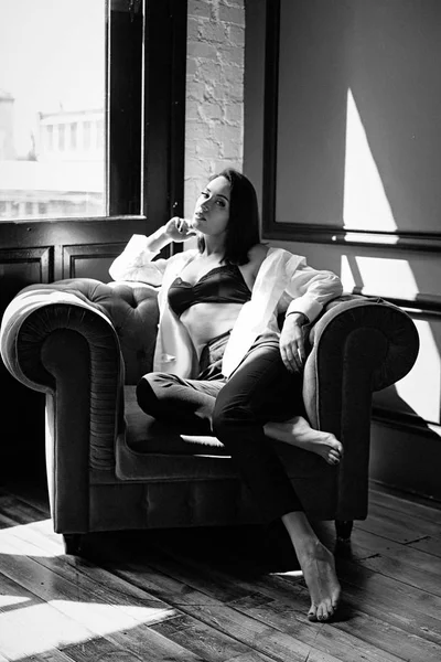 koltukta oturan genç kadın 