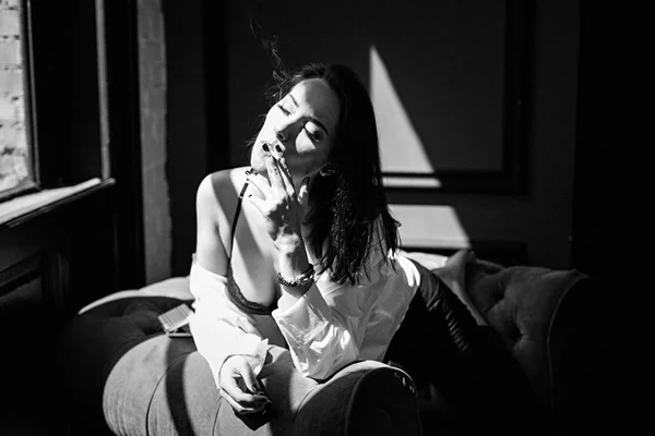 Jeune femme en soutien-gorge et chemise fumer — Photo
