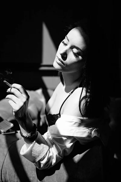 胸罩和衬衫吸烟的年轻女子 — 图库照片