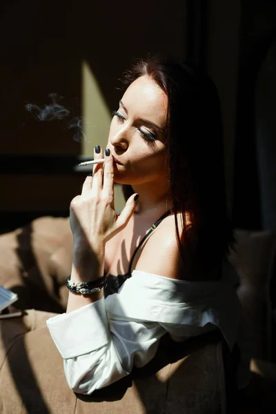 Чувственная женщина курит — стоковое фото