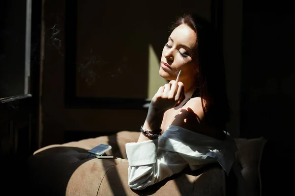 Sinnliche rauchende Frau — Stockfoto