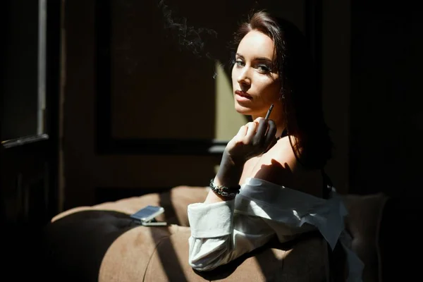 Smyslná žena kouření — Stock fotografie