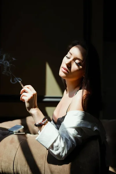 吸烟的性感女人 — 图库照片