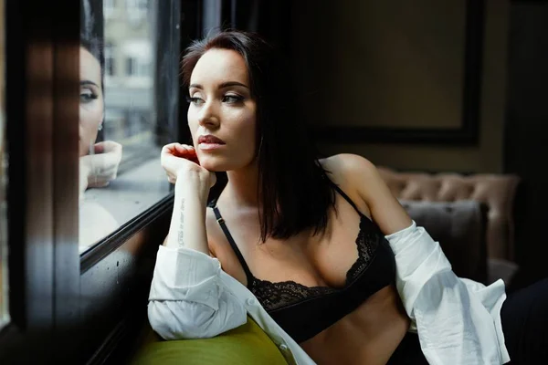 Giovane donna in reggiseno e camicia — Foto Stock