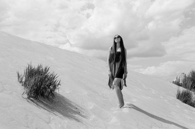 şık elbiseli genç kadın