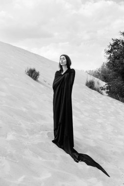 genç kadın kumlu tepe üzerinde poz