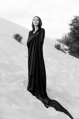 genç kadın kumlu tepe üzerinde poz