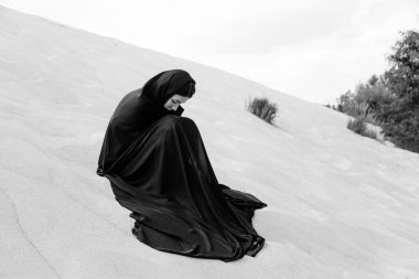 koyu elbiseli genç kadın