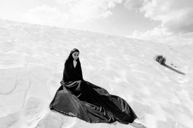 koyu elbiseli genç kadın