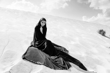 koyu elbiseli genç kadın