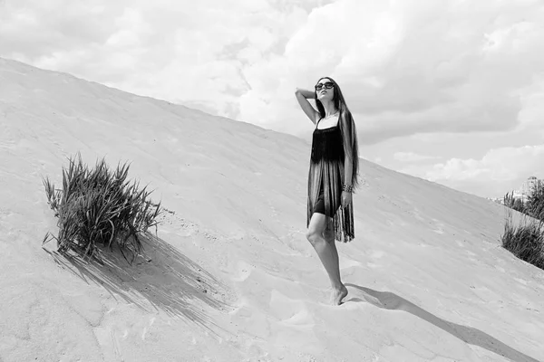 Şık elbiseli genç kadın — Stok fotoğraf