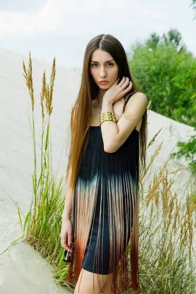 Mujer joven en vestido elegante — Foto de Stock