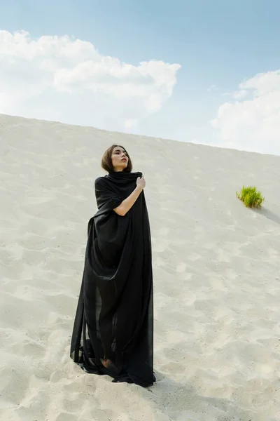 Jeune femme posant sur une colline sablonneuse — Photo
