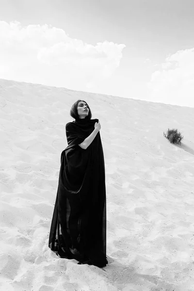 Genç kadın kumlu tepe üzerinde poz — Stok fotoğraf