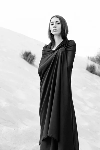 Jeune femme posant sur une colline sablonneuse — Photo