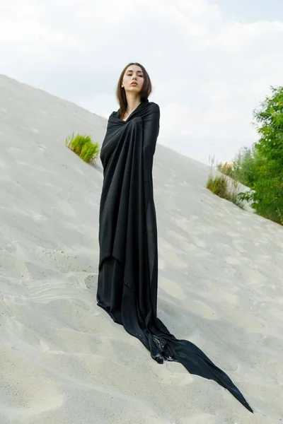 Fiatal nő pózol a homokos hill — Stock Fotó