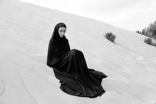 Jovem mulher em vestido escuro — Fotografia de Stock