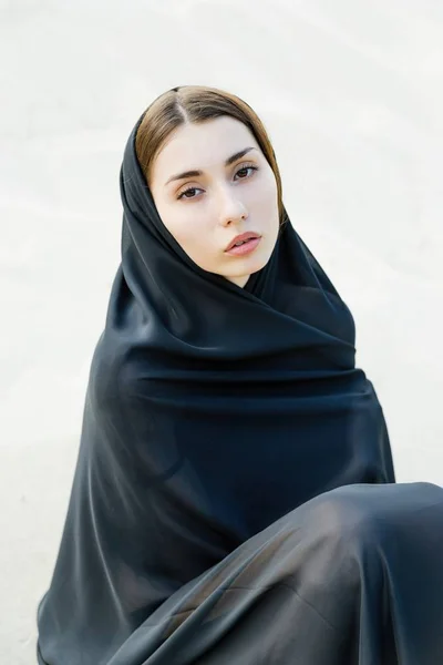 Belle jeune femme en mouchoir noir — Photo