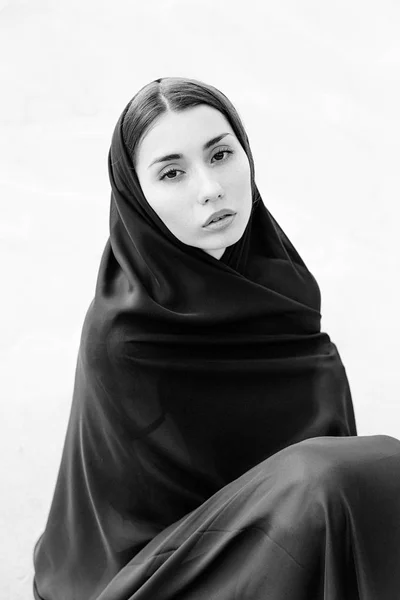 Bela jovem mulher em kerchief — Fotografia de Stock
