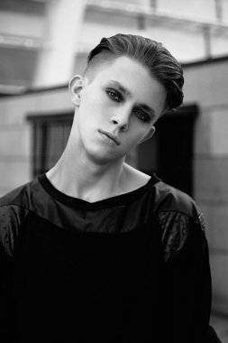 Yakışıklı bir adamın portresi.