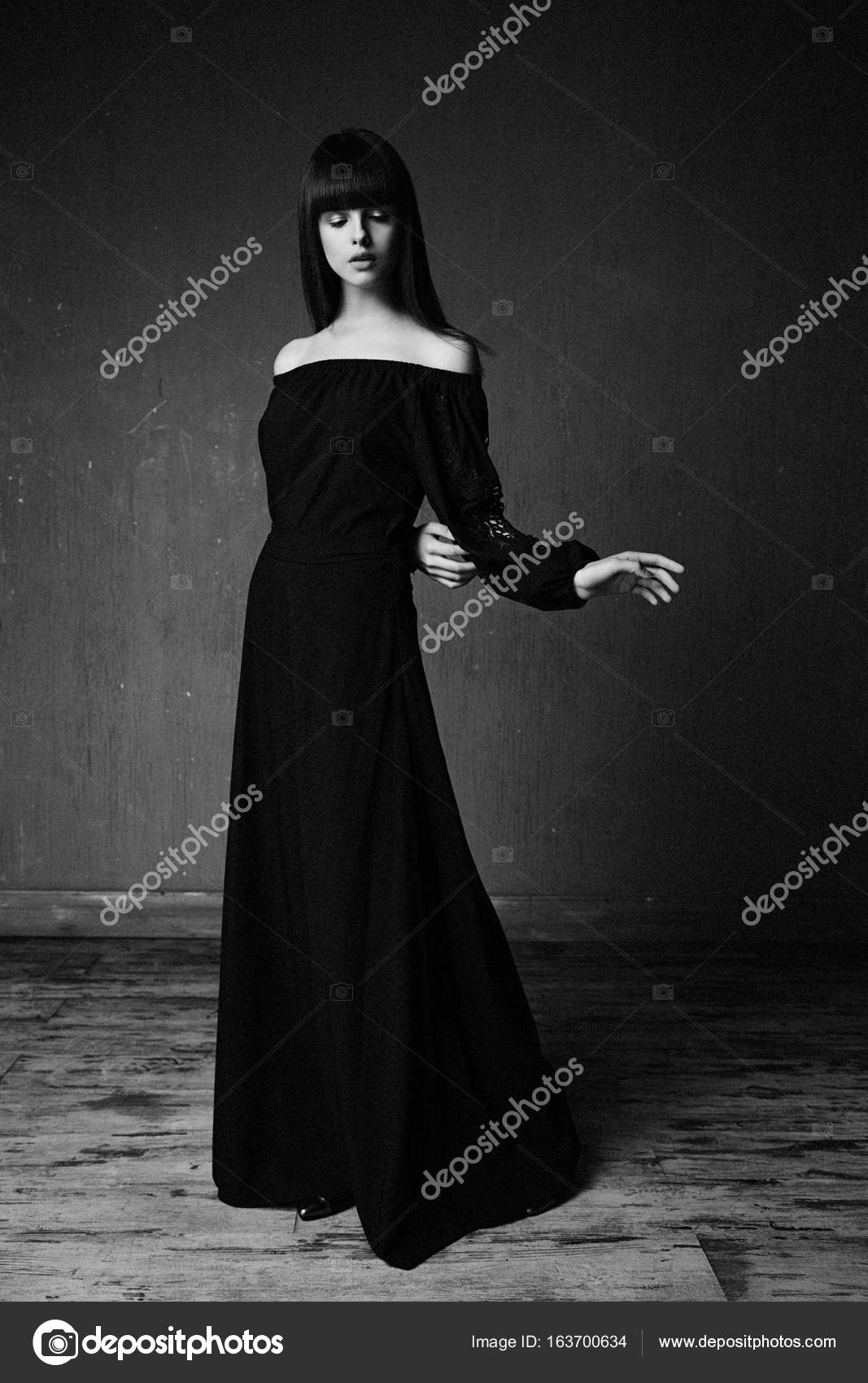 Frau im eleganten Kleid — Stockfoto © smmartynenko #163700634
