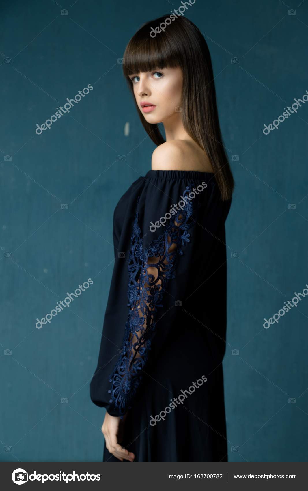 Frau im eleganten Kleid — Stockfoto © smmartynenko #163700782
