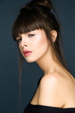 Çekici bir kadının portresi